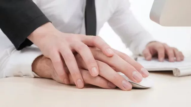 Ligar en el trabajo: cuatro cuestiones que plantearse antes de salir con alguien de la oficina