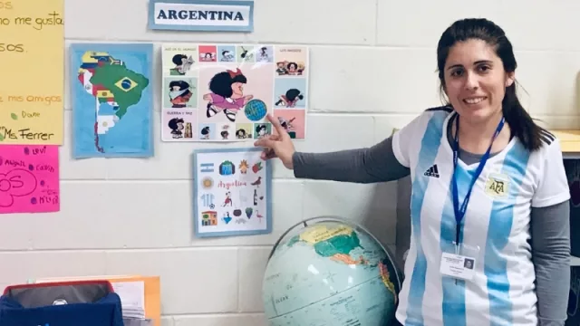 Yanela Ferrer, docente argentina reclutada por Participate en el aula de 1º grado de una escuela en Carolina del Norte, EE.UU.