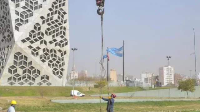 Comenzó el operativo de Llaryora y la Provincia para montar las primeras columnas de la ciclovía en altura