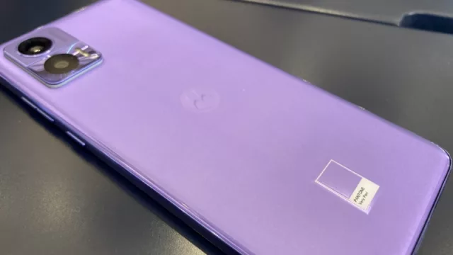 Motorola Edge 30 Neo, color Pantone del año: Very peri.