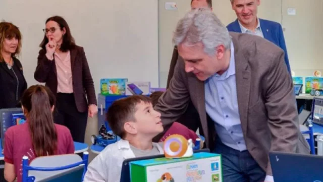 Llaryora: “Hacer aulas es importante, pero enseñar robótica,programación e inglés es fundamental para el futuro de nuestros niños”