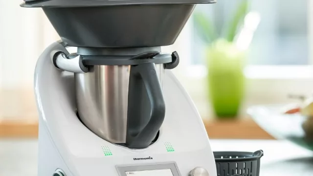 Este robot puede triturar, mezclar, pesar, moler, batir, trocear, amasar y cocinar, claro