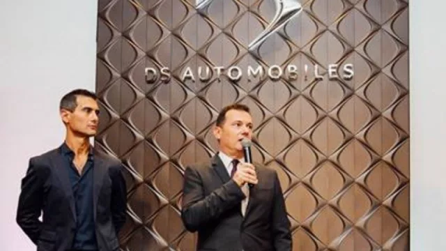 Los hermanos Quijada (Hilario y Pablo) se sientan a la mesa grande de los concesionarios