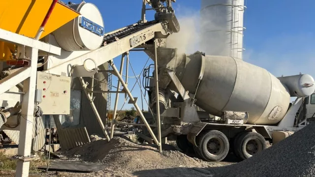 Río Segundo: Laguna Larga, uno de los pocos municipios cordobeses que fabrican su propio hormigón (y bate récord de pavimento)