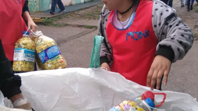 Nueva edición de la Maratón solidaria de papel y tapitas: cuándo y dónde colaborar