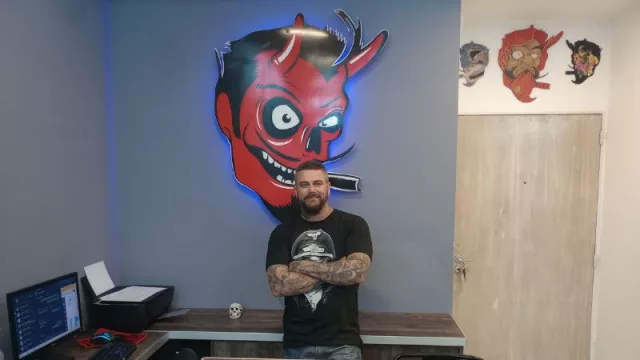 Emiliano Vera en su estudio boutique