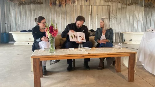 Laura Di Cola junto a Ezequiel Díaz Ortíz (editor) y a Malena Gonzales Chaves (correctora).