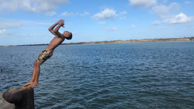Marco Zero: además de la plaza central, lugar de diversión de los garotos en el mar.