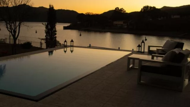 Indusplast marca el camino de la industria: comienza a producir Finesa, "la primera piscina desbordante de fibra de vidrio del mundo" (y empiezan a exportar a EE.UU.)