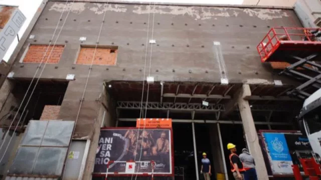 Teatro Comedia: instalan la subestructura de la nueva fachada