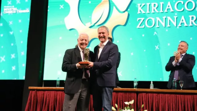 Juan Schiaretti con Kiriacos Zonnaras haciéndole entrega del premio a la Trayectoria Empresaria