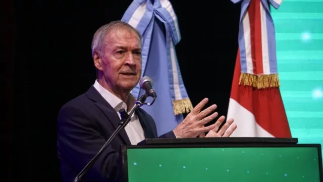 Juan Schiaretti en el atril dando su discurso