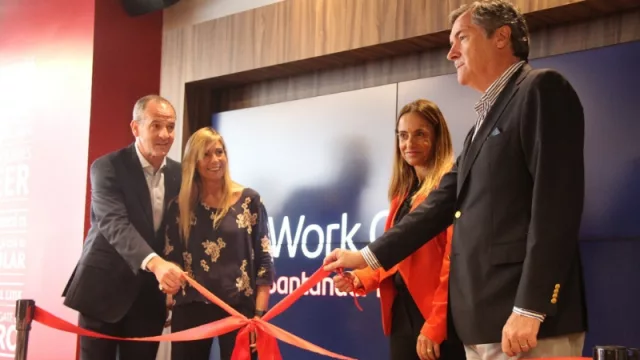 Sergio Lew, CEO; Silvia Tenazinha, gerente comercial; Marisa Lupi, gerente de transformación digital y Enrique Cristofani, presidente de Santander Río.