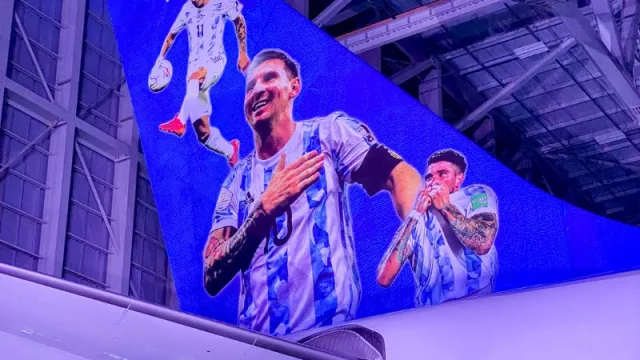 Las marcas van calentando el camino a Qatar: Aerolíneas Argentinas con YPF presentaron el avión de la selección (se sumaron Adidas y Schneider)