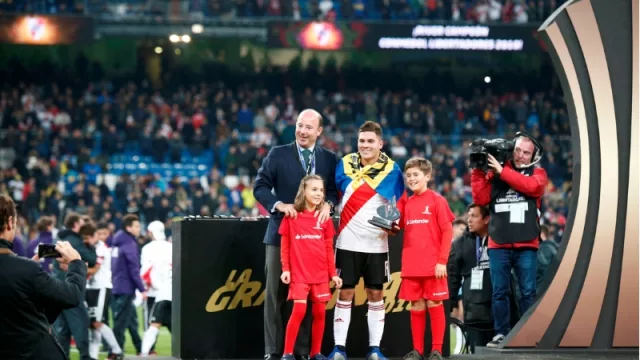 14 días después y en Madrid, Juan Manuel Cendoya entrega el premio fair play a Juan Fernando Quintero.