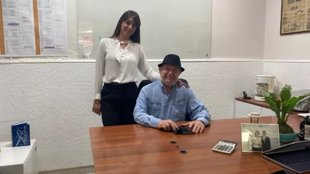 Azucena García, gerenta operativa de El Centro del Peinador, junto a Félix Levy,