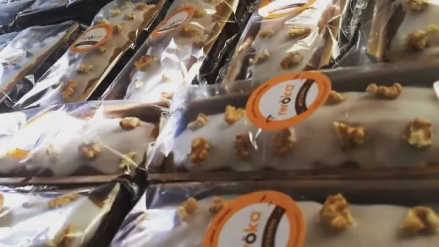 Es ingeniero industrial, dejó el puesto como gerente en una gran empresa y volvió a su pueblo para vender alfajores en un garaje