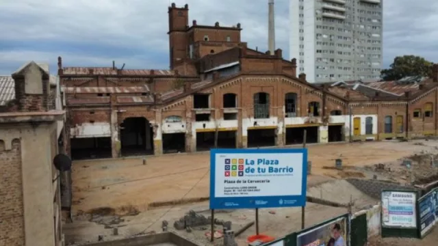 Ex Cervecería: la obra de la nueva plaza avanza con veredas, escaleras y canteros