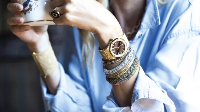 5 relojes de hombre en muñecas de mujer