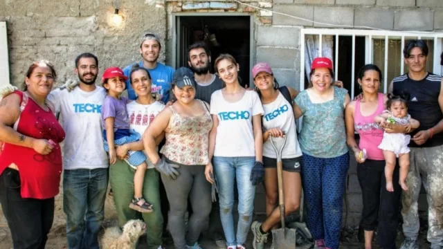 Coca-Cola Andina Argentina y Techo levantaron dos viviendas en barrio Guiñazú (con materiales reciclados)