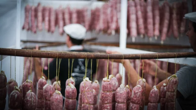 Jesús María: Seis productores de Colonia Caroya fabricaron los 600 kilos de salame para la fiesta del 20 de noviembre (lo mejor de la fiesta del salame caroyense ya empezó)