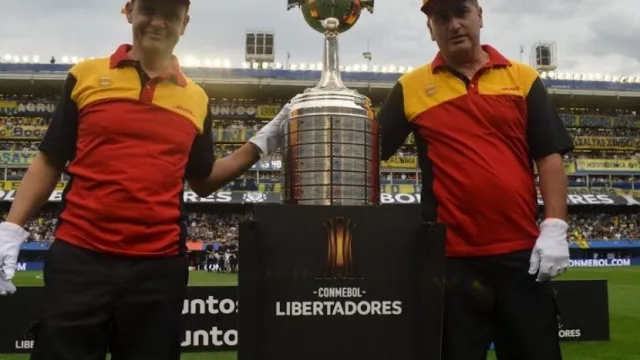 DHL, traeme la copa... (la logística detrás del máximo trofeo que disputan el sábado River y Boca)