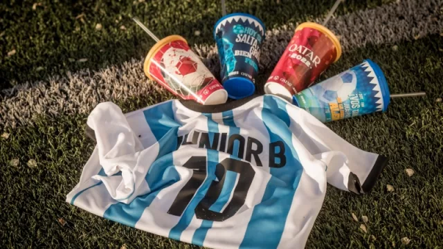 Junior B lanzó su propuesta para el Mundial de Qatar 2022 (cuatro vasos con diseños exclusivos)