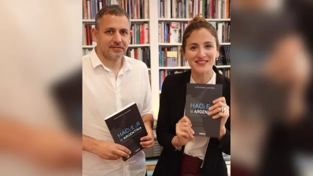 Juan Manuel Meiriño y Carolina Amoroso con su libro "Hackear la Argentina"