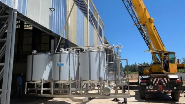 Continúa la construcción y equipamiento de la fábrica de jugos de Mocoretá