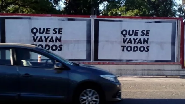 ¿Empezó la campaña? La ciudad empapelada con un “Que se vayan todos”