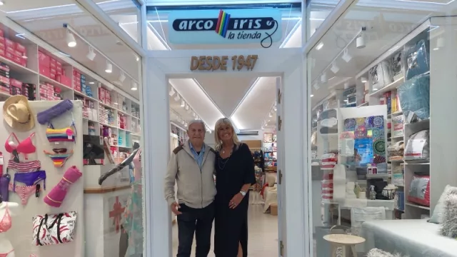 Tienda Arco Iris celebra sus 75 años en Villa Carlos Paz (y el reloj sigue marcando)