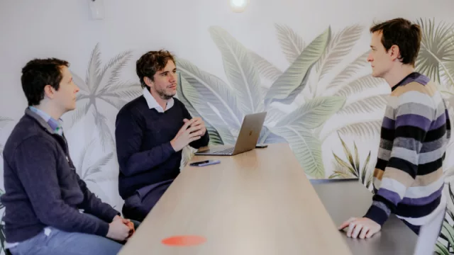 Cómo funcionan las empresas sin jefes ni estructura piramidal (un caso real de organización holocrática)