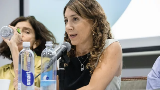 Laura Jure, presidenta de la Fundación Banco de Córdoba exponiendo sobre el funcionamiento de dicha institución.