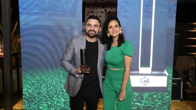 José Luis Acevedo (Grupo Canter) recibe el premio al CEO del Año de Marianella Russo, gerente general de InfoNegocios.