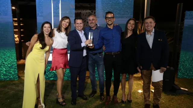 Vicky Onieva (conductora), Silvina Parra, Gabriel Bornoroni (entregó el premio por Fecac), Sebastián, Diego y Virgina Parra e Íñigo Biain (InfoNegocios).