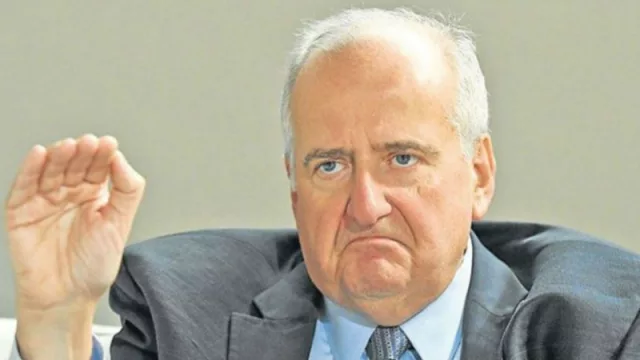 Luis Pagani al timón de un barco que entró en una tormenta perfecta (foto: Perfil)