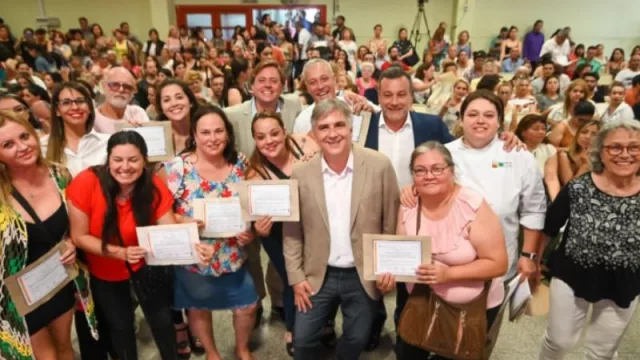 Llaryora entregó más de 300 certificados a vecinos que se capacitaron en oficios