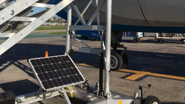 ¿La tenías? Aerolíneas ya usa 28 escaleras con paneles solares (y piensa sumar 63 más)