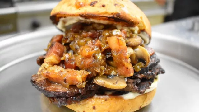 Sale 1729, la sandwichería gourmet que se sumó al Cerro (bife de chorizo, salmón y costillar de cerdo entre las 25 opciones)