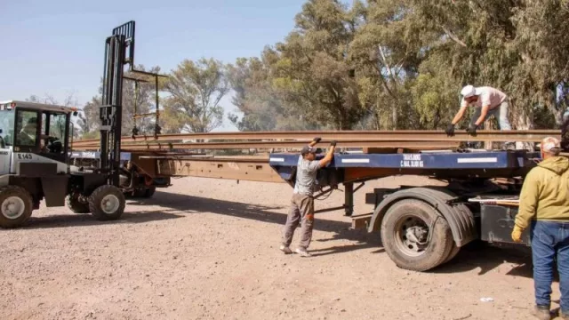 Avanza de manera sostenida la obra del tren turístico (arribaron 14.000 metros de rieles, equivalentes a 7 km de vías)