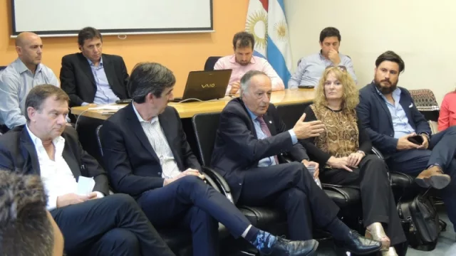 Miguel Acevedo, al centro, en la reunión con la UIC ayer en Córdoba
