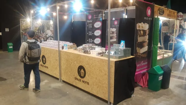 Recién salidas del horno: las delicias de Dolce Notte que viajan en moto y “explotan” en las ferias