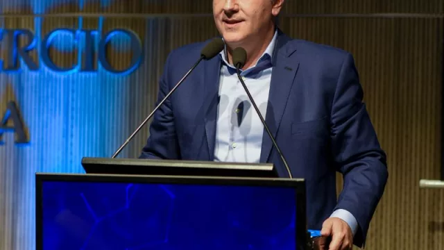 Llaryora dice tener “la vacuna contra la decadencia” (Giordano presentó nuevamente su libro en la Bolsa de Comercio de Córdoba)