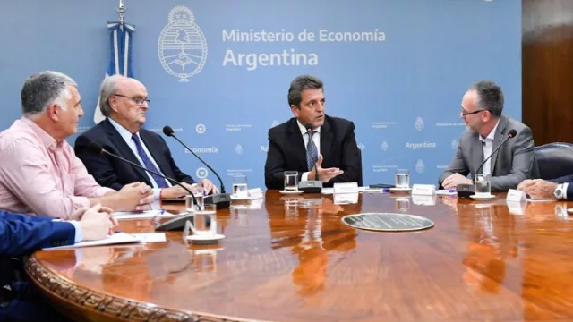 Volkswagen comenzará a producir camiones y buses en el Centro Industrial Córdoba (1.200 unidades en 2024 y 3.000 en 2025)