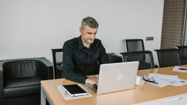 “Menos brecha, más comunidad”: la ciudad de Córdoba apuesta a la formación en habilidades digitales para las personas mayores de 50 años