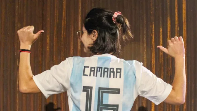 En el marco de una acción que realizamos en el 2018 (previo al mundial) desde la organización de fútbol femenino “Abriendo la cancha” con el objetivo de visibilizar a las jugadoras de la selección de fútbol femenino de Argentina, mandamos a imprimir los apellidos en las camisetas, ya que sus casacas, con las que salían a la cancha, no las tenían.
