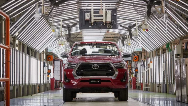 Luego de 25 años, Toyota suma el tercer turno de producción (y 2.000 trabajadores) en Zárate (por la demanda de Hilux y SW4)