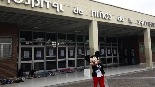 Mickey Mouse (the original) estuvo en Córdoba (acción de Disney en el Hospital de Niños)