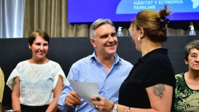 El intendente Llaryora participó de la entrega de 500 créditos a familias cordobesas