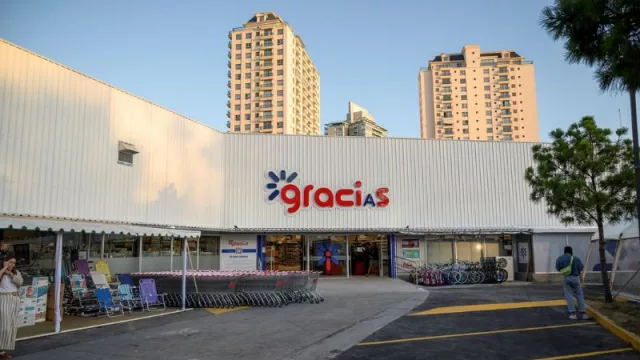 Uruguay: Estacionás y comprás (Tienda Inglesa inauguró nueva sucursal en el parking de Punta Shopping)